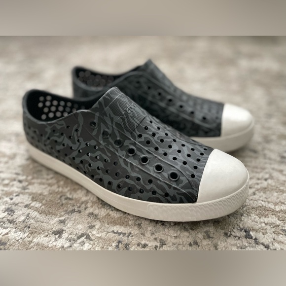 Native Jefferson Black Gray Slip On Sneaker Shoe Size 9 Yachting Resort Beach - Picture 2 of 6